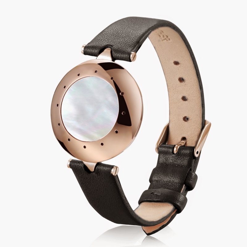 montres-connectées-modèle-design-cadran-métallique-doré-bracelet-cuir