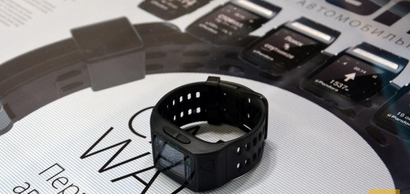 montres-connectées-modèle-design-noir-bracelet-plastique