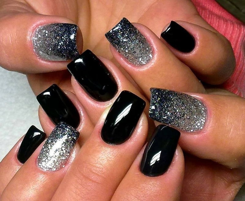 nail-art-Noel-couleurs-alternatives-noir-paillettes-argentées