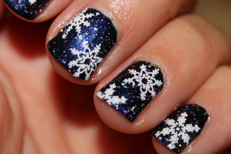 nail-art-Noel-flocons-neige-paillettes-fond-bleu-foncé