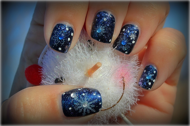 nail-art-Noel-flocons-strass-paillettes-fond-bleu-nuit