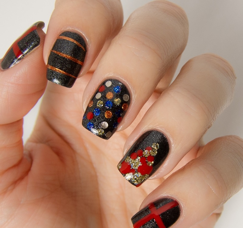 nail-art-Noel-noir-pailleté-pois-multicolores