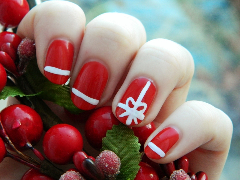 nail art Noël sans matériel rouge-blanc-cadeau