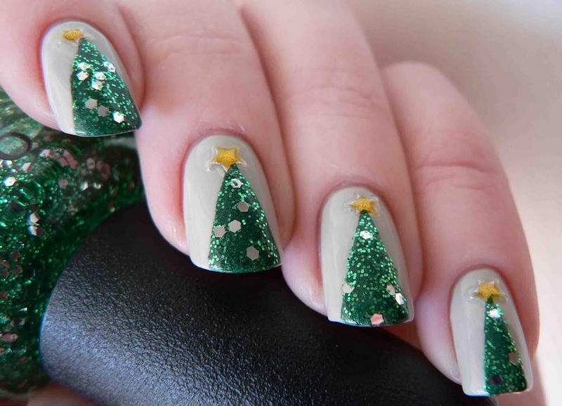 nail art Noël sapins-pailletés-étoiles-jaunes-cime