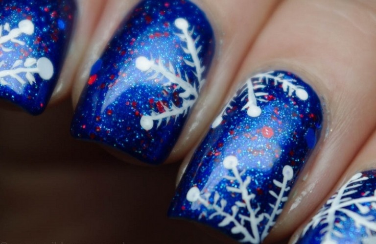 nail-art-Noel-simple-facile-flocons-fond-bleu-pailleté