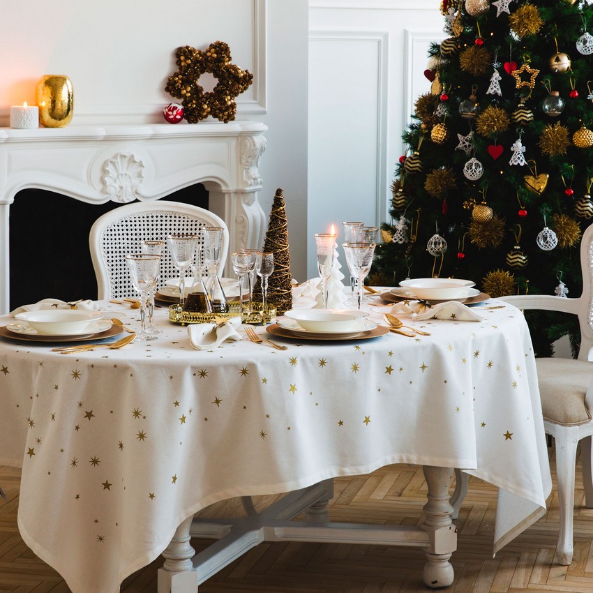 nappe-noel-zara-home-blanche-motif-etoiles-or-couverts-or nappe de Noël