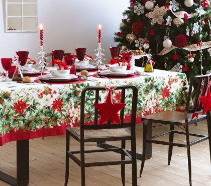 nappe-noel-zara-home-blanche-motif-poinsettia-coniferes-verres-rouges