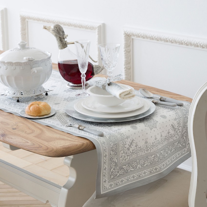 nappe-noel-zara-home-chemin-table-blanc-motifs-flocons-neige-gris-clair