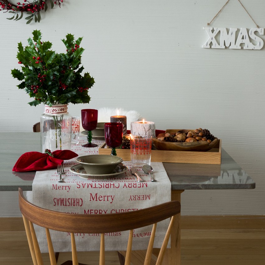 nappe-noel-zara-home-chemin-table-lin-messages-rouges-verres-rouges-branches-houx