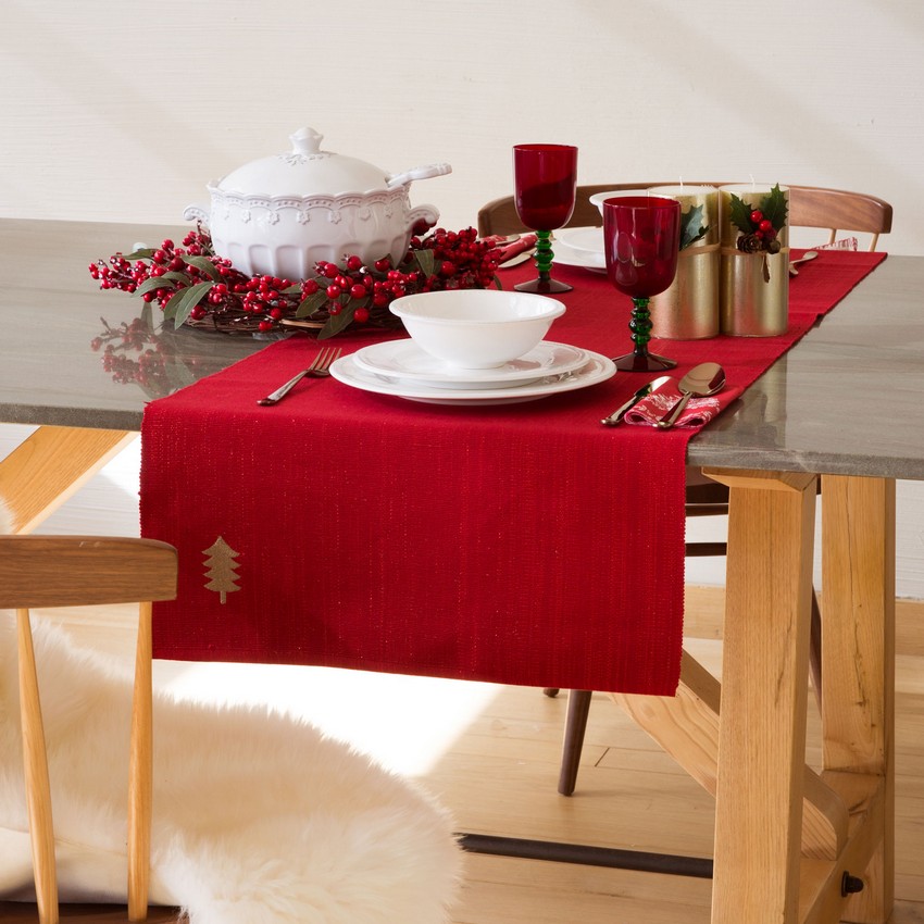 nappe-noel-zara-home-chemin-table-rouge-motif-sapin-brode-couronne-table-baies 