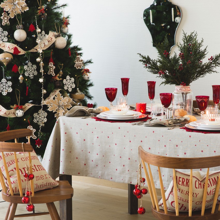 nappe-noel-zara-home-lin-motif-petites-etoiles-rouges-verres-rouges nappe de Noël