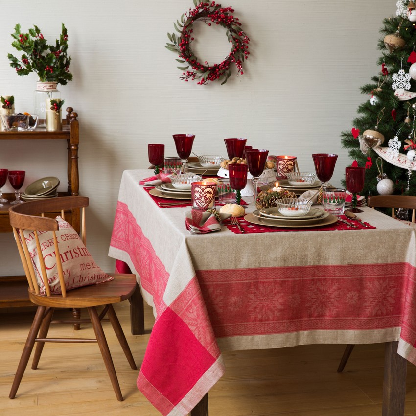 nappe-noel-zara-home-lin-motif-poinsettia-rouge-verres-rouges nappe de Noël