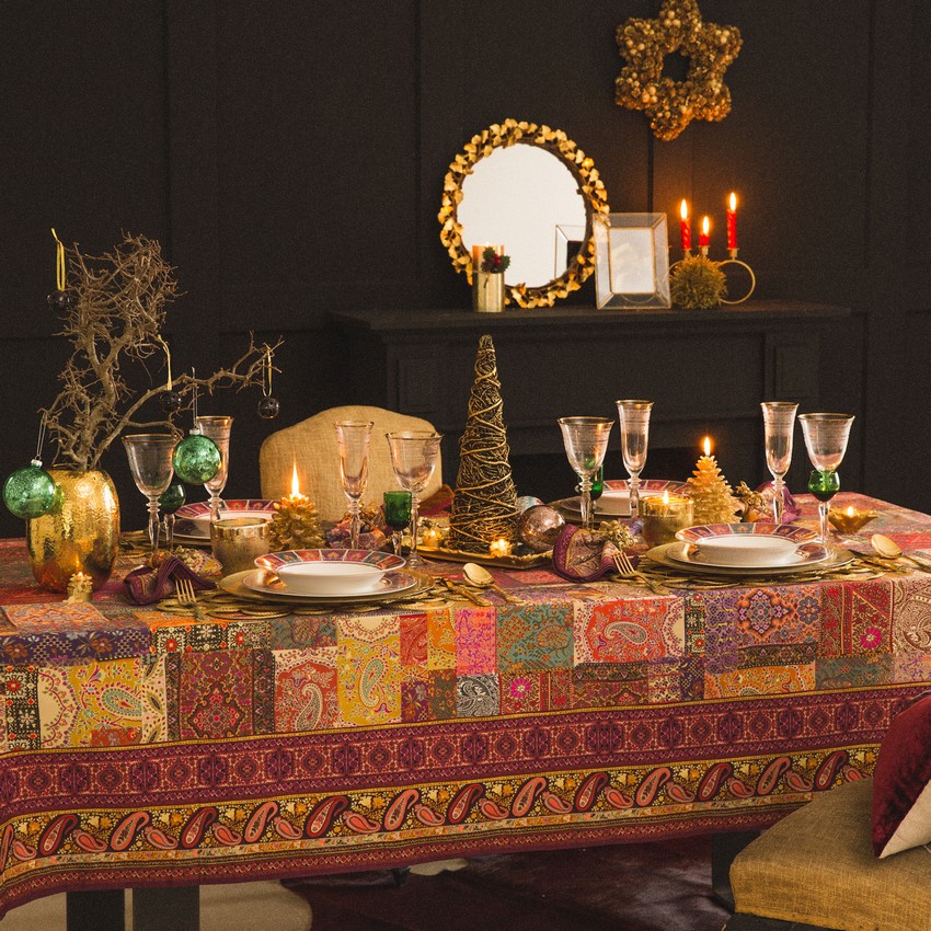 nappe-noel-zara-home-motif-paisley-patchwork-boules-noel-vertes-sapin-decoratif nappe de Noël