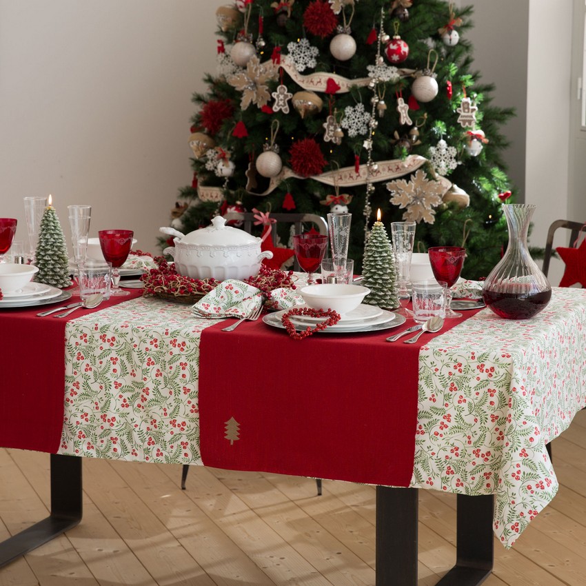 nappe-noel-zara-home-rouge-blanc-motif-houx-couronne-table-baies-rouges-bougies-sapins nappe de Noël