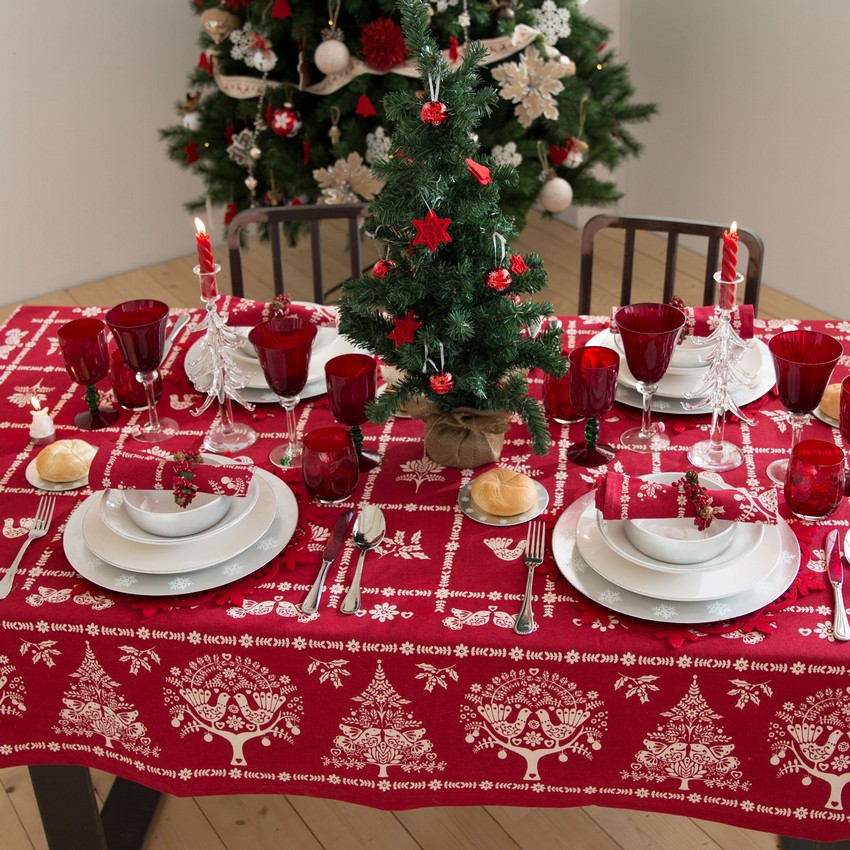 nappe-noel-zara-home-rouge-motif-arbres-sapins-houx-blanc-sapin-artificiel-serviettes-rouges nappe de Noël