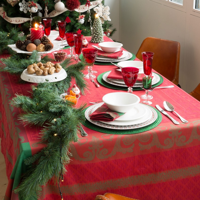 nappe-noel-zara-home-rouge-motifs-verts-deco-branches-coniferes-verres-rouges nappe de Noël