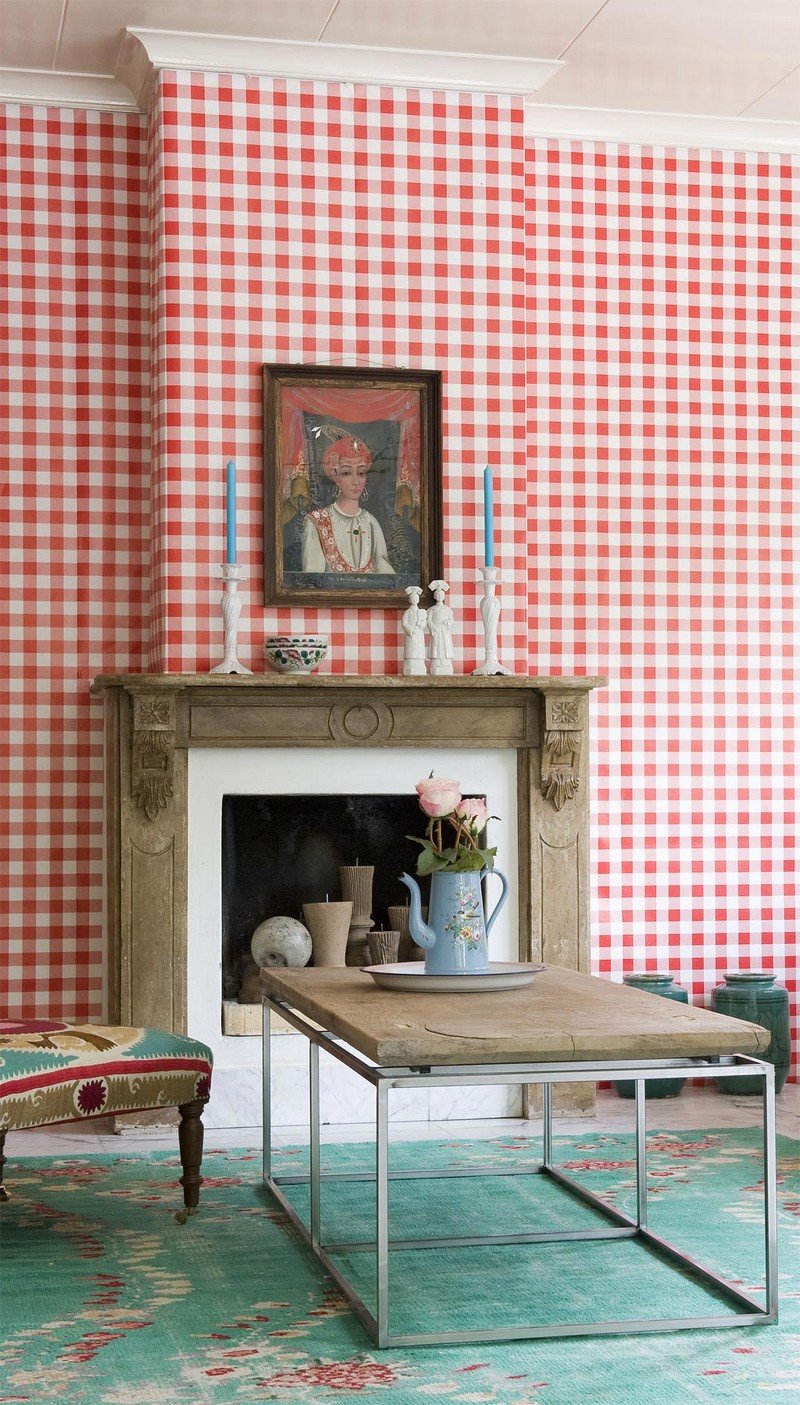 papier-peint-geometrique-carreaux-blanc-rouge-manteau-cheminee-bois papier peint géométrique