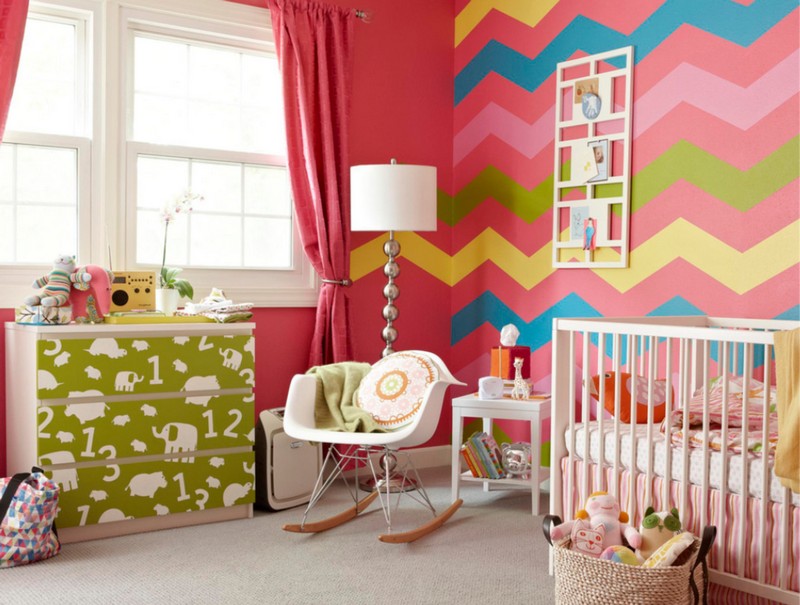 papier-peint-geometrique-chevron-jaune-vert-bleu-rose-chambre-bebe