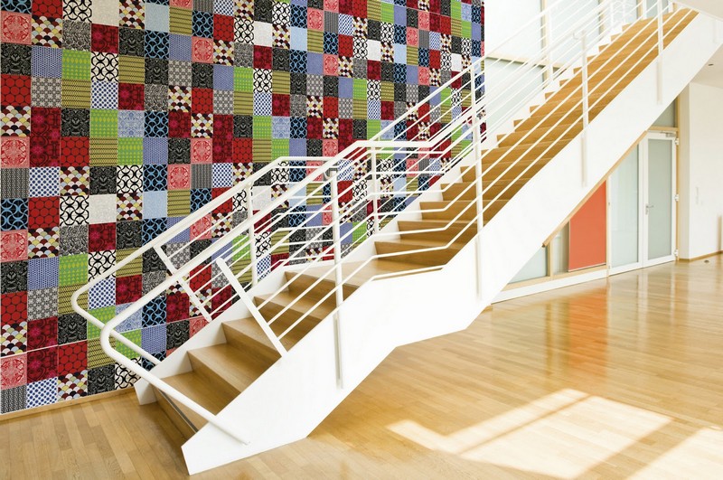 papier-peint-geometrique-motif-patchwork-multicolore-escalier-blanc-bois