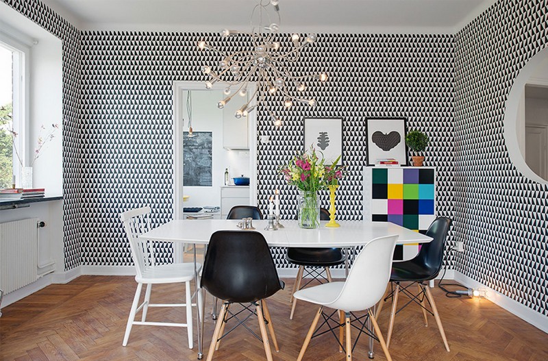 papier-peint-geometrique-petits-triangles-noir-blanc-salle-manger-chaises-noir-blanc