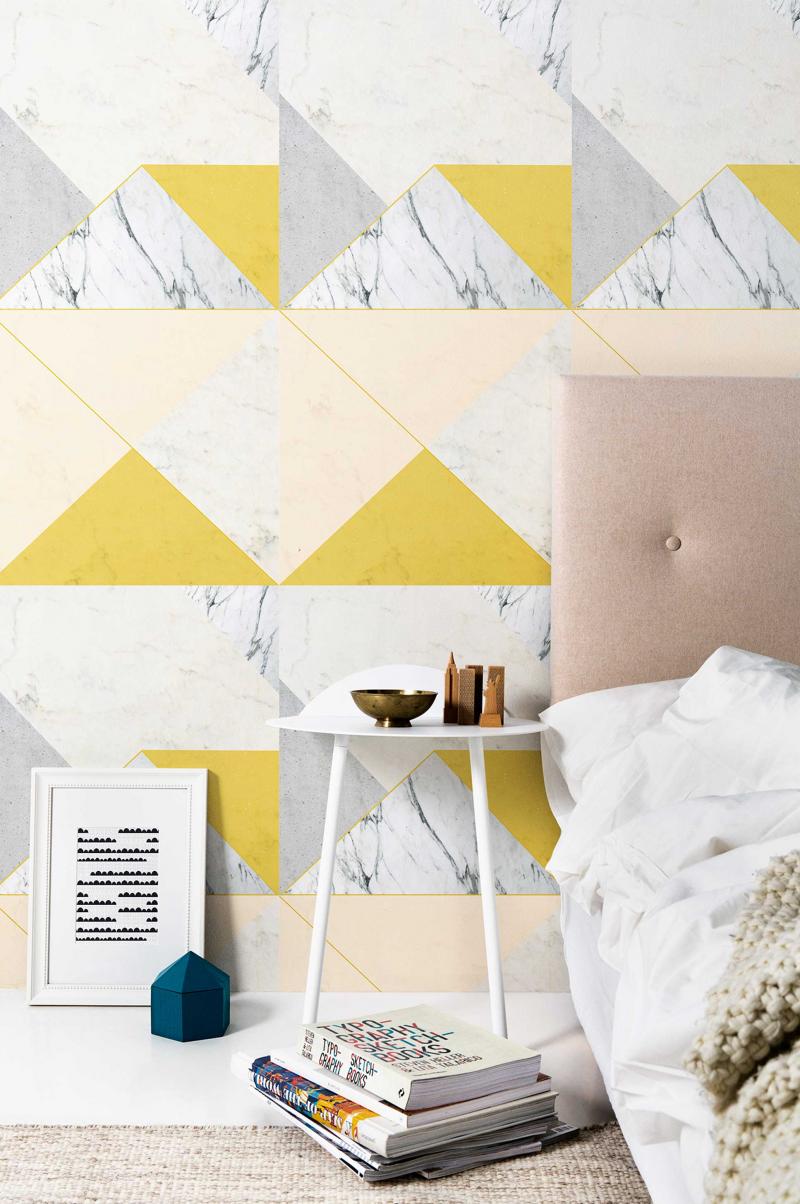 papier-peint-geometrique-triangles-jaune-gris-effet-marbre-chambre-coucher