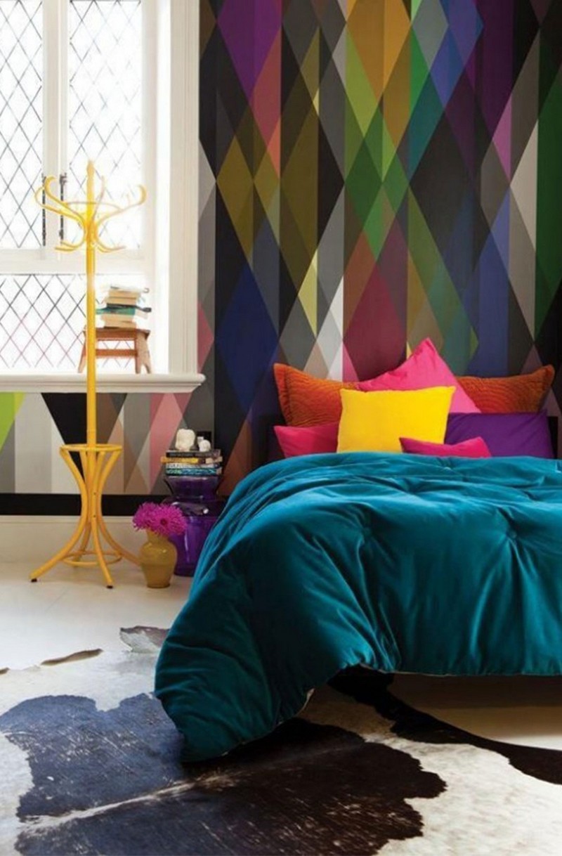 papier-peint-geometrique-triangles-losanges-multicolores-chambre-coucher