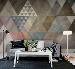 papier-peint-geometrique-triangles-losanges-multicolores-salon-canape-gris