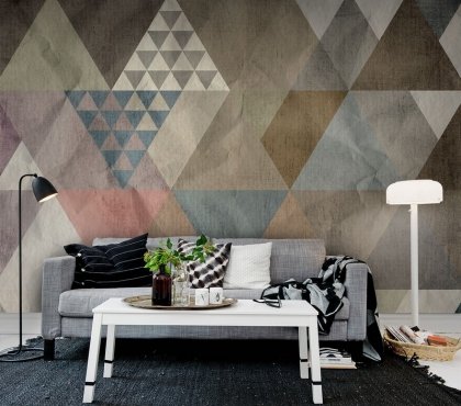 papier-peint-geometrique-triangles-losanges-multicolores-salon-canape-gris
