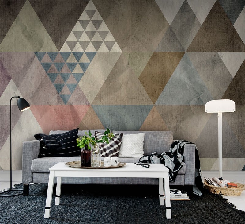 papier-peint-geometrique-triangles-losanges-multicolores-salon-canape-gris papier peint géométrique