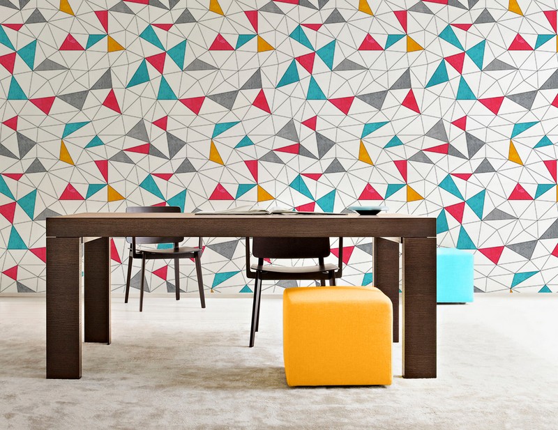 papier-peint-geometrique-triangles-vides-colores-meuble-bureau-bois-massif papier peint géométrique