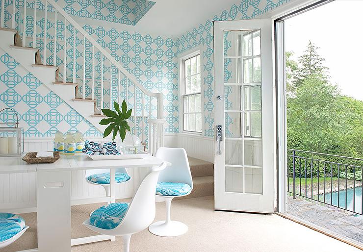 papier-peint-géométrique-turquoise-blanc-chaises-tulipe-déco-cottage-chic