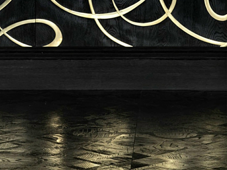 parquet-bois-massif-guidotti-sombre-brillant-deco-murale-noir-or