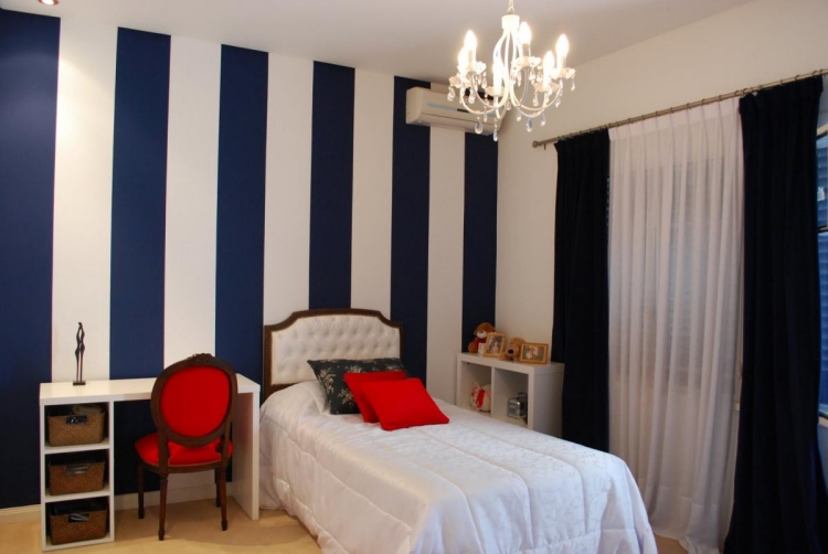 peinture-murale-rayures-blanc-bleu-chambre-coucher