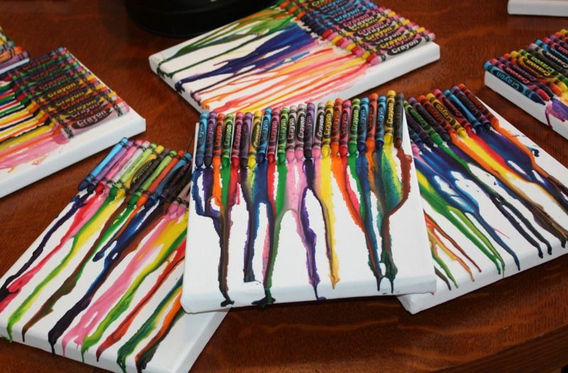 peinture-toile-multicolore-crayons-pastels-collés