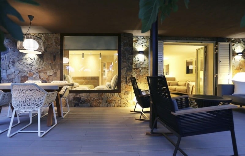 pergola-adossee-osier-facade-pierre-naturelle-meubles-jardin-noir-blanc