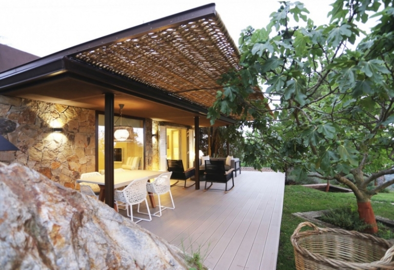 pergola-adossee-osier-terrasse-bois-composite-facade-pierre-naturelle-meubles-jardin-noir-blanc-figuier pergola adossée