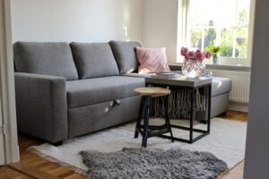 petit-espace-amenagement-gain-place-canape-convertible-gris-tabouret