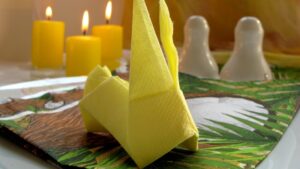 pliage-serviettes-papier-lapin-paques-jaune
