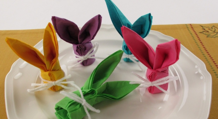 pliage-serviettes-papier-lapins-paques-multicolores pliage de serviettes en papier