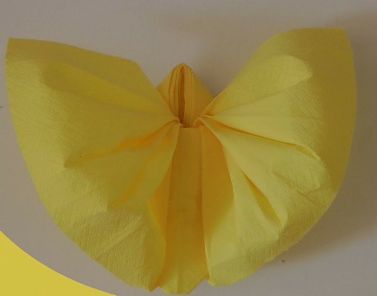 pliage-serviettes-papier-papillon-serviette-jaune pliage de serviettes en papier
