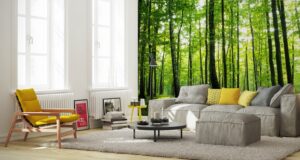 poster-mural-nature-forêt-salon-canapé-gris-accents-ocre