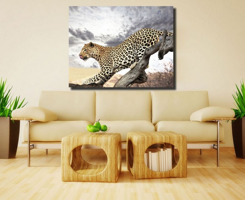 poster-mural-theme-afrique-leopard-branche-arbre-salon-table-bois-canape-beige poster mural