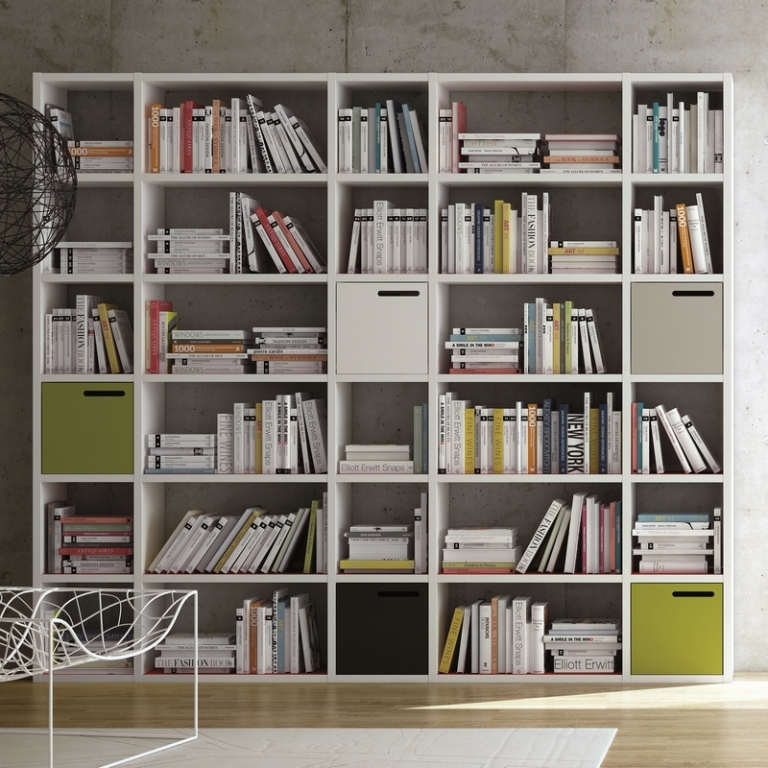 rangement-cube-bibliothèque-tiroir-mur-béton-brut