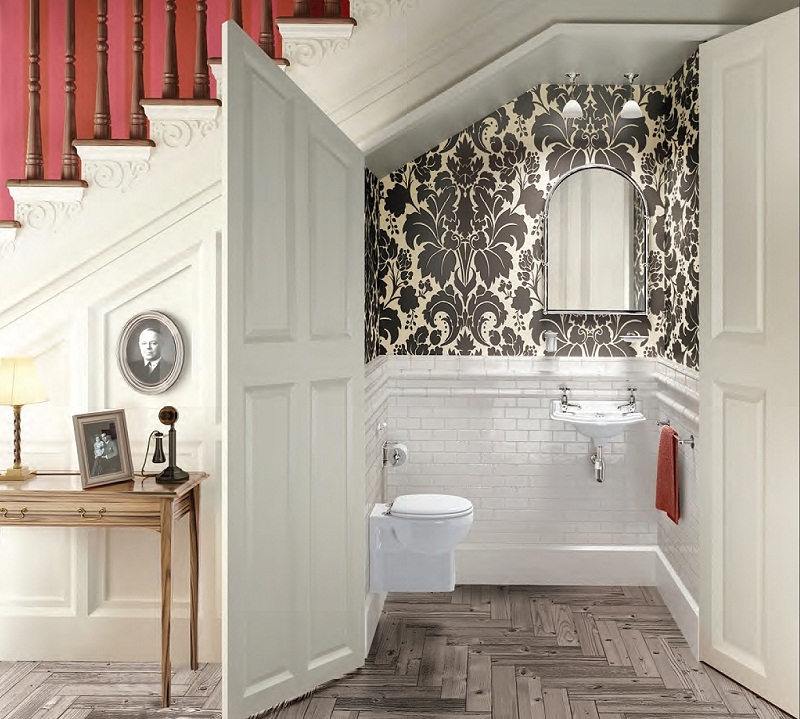 rangement-sous-escalier aménagé toilettes papier peint baroque