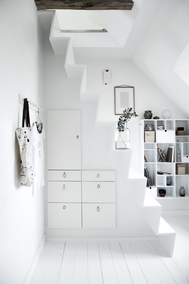 rangement-sous-escalier-moderne-meubles-entrée-fixation-murale