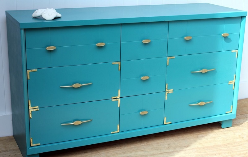 relooker-meuble-commode-turquoise-poignées-laiton-Turnstyle-Vogue