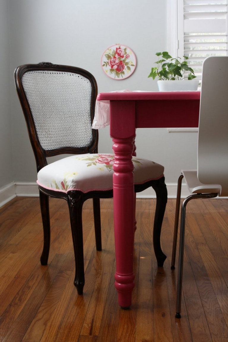 relooker-meuble-peinture-table-framboise-chaise-antique