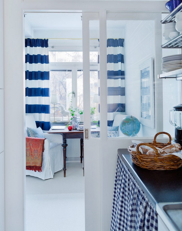 rideaux-cuisine-blancs-rayures-bleues-housses-fauteuils-blanches rideaux de cuisine