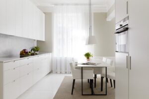rideaux-cuisine-blancs-semi-transparents-cuisine-blanche-tapis-sisal