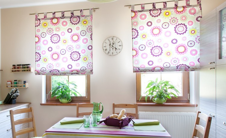 rideaux-cuisine-enrouleurs-blancs-motifs-fleurs-rose-lilas rideaux de cuisine